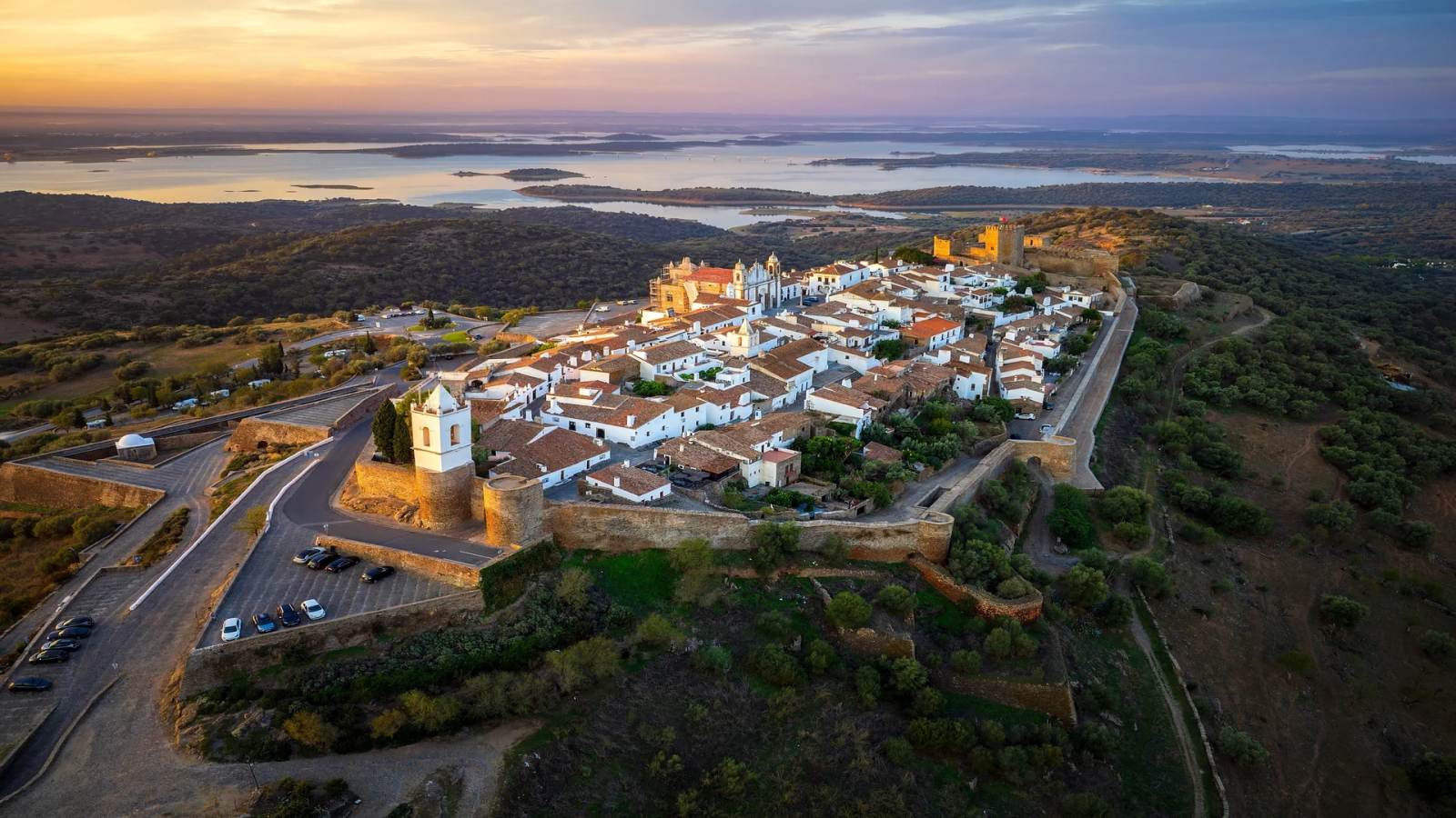 Vista aérea de Monsaraz e da barragem do Alqueva, Alentejo