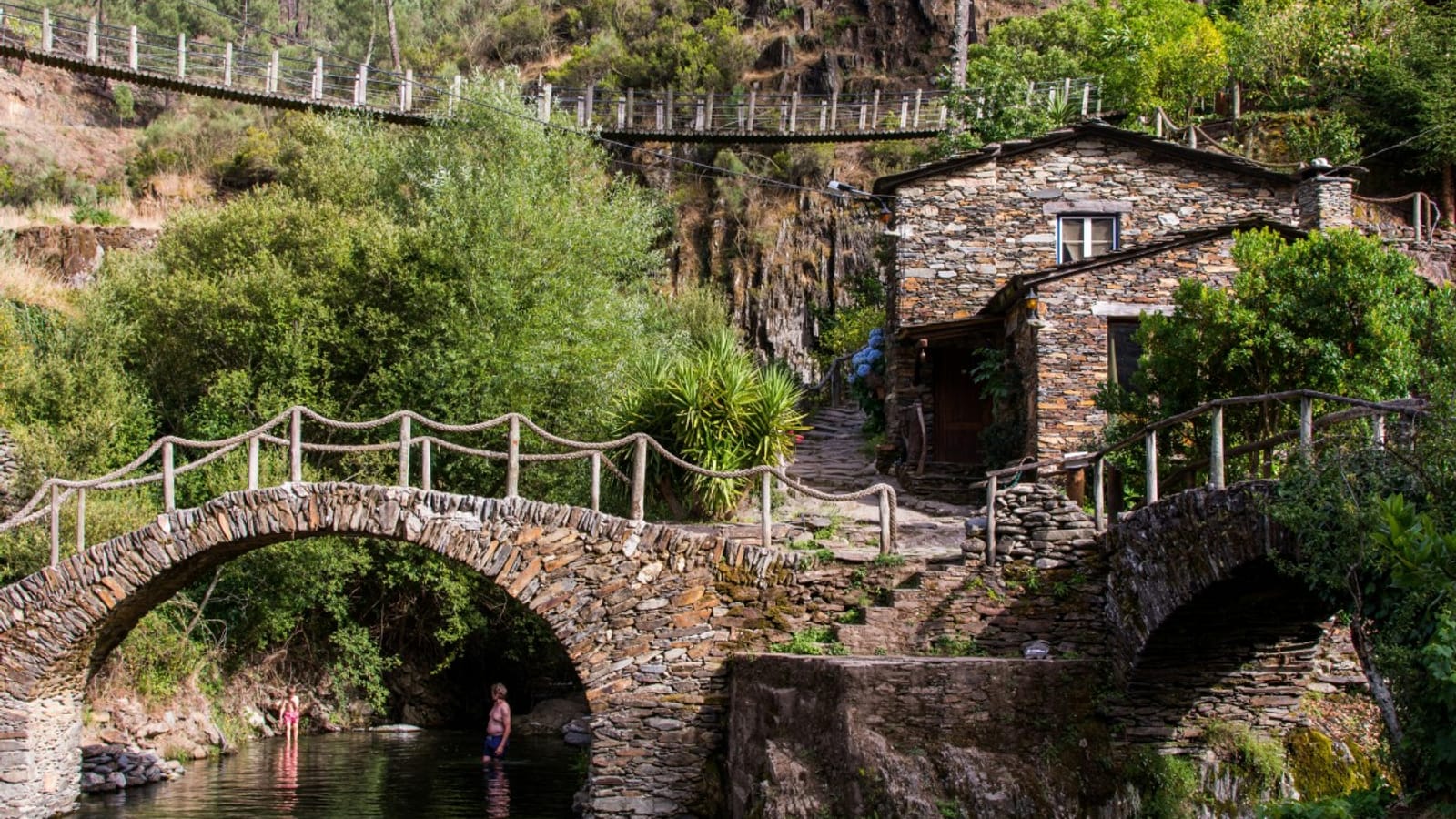 Aldeia de xisto no Centro de Portugal, com ponte de pedra sobre o rio