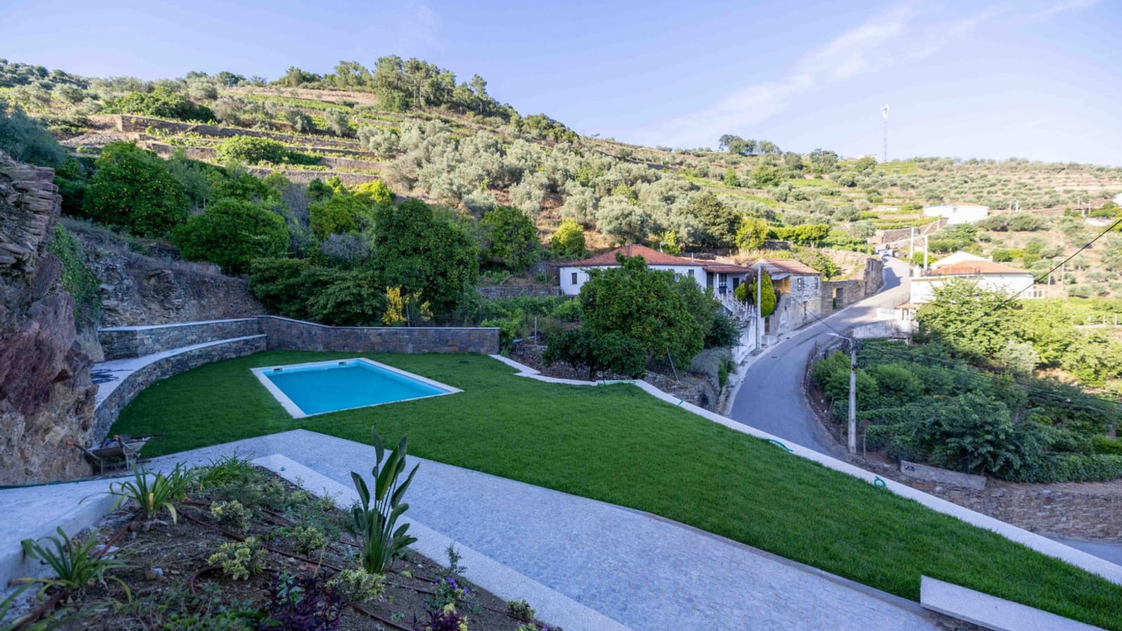 Piscina da Casa do Cruzeiro com vista para as vinhas em socalcos do Douro