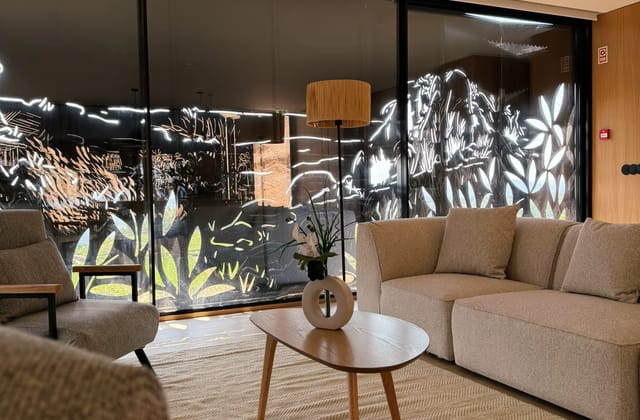Sala de estar da Villa Mobility, unidade acessível do Five Sabrosa Senses